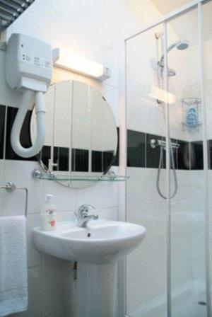 Gatwick House Hotel Horley Eksteriør billede
